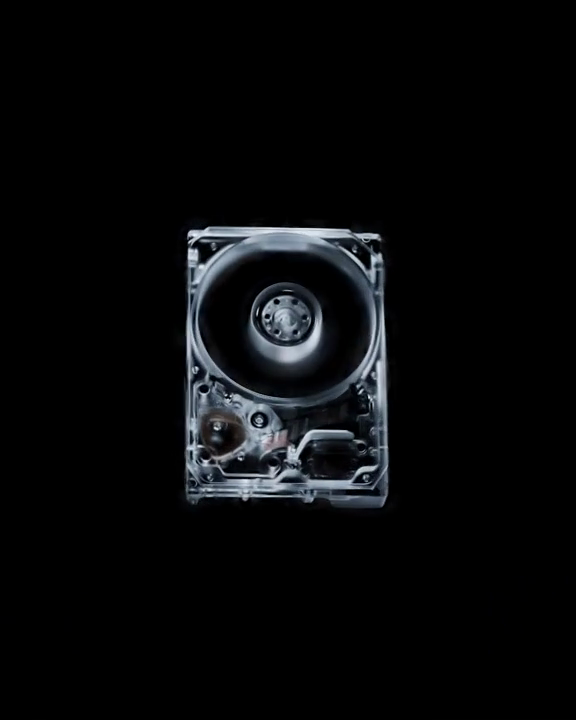 Western Digital Ultrastar: moving hardware, metal surfaces and product close-ups.